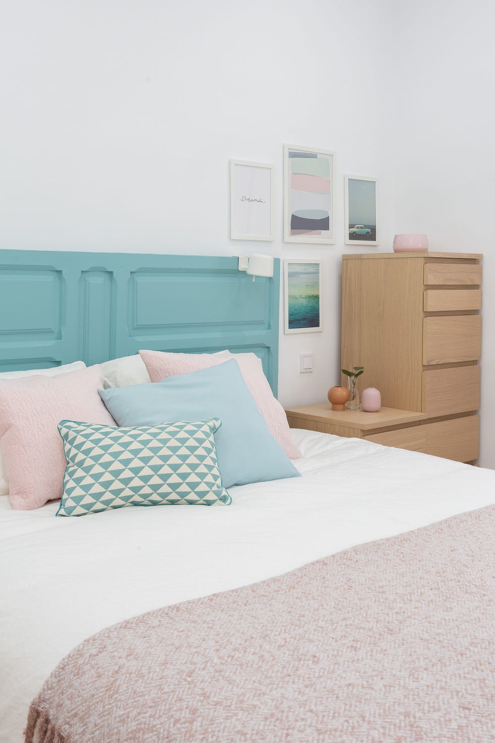 dormitorio con escritorio y puerta antigua pintada de azul como cabecero
