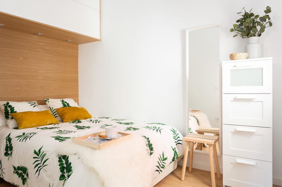 dormitorio con cabecero a medida en madera y color blanco