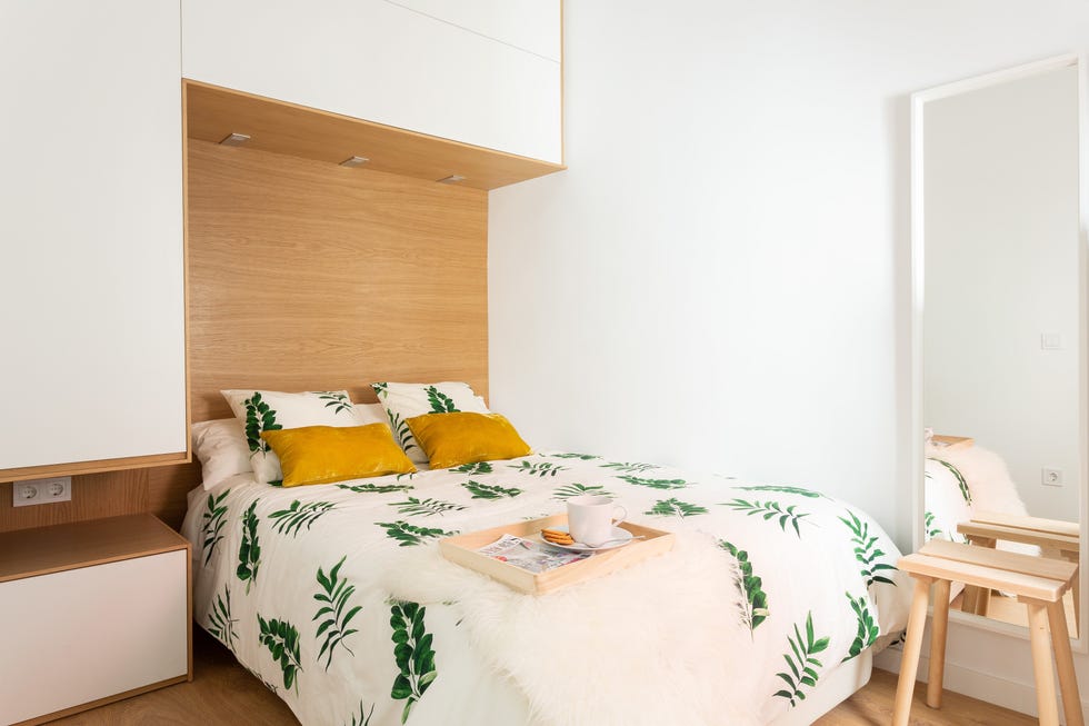 dormitorio con cabecero a medida en madera y color blanco