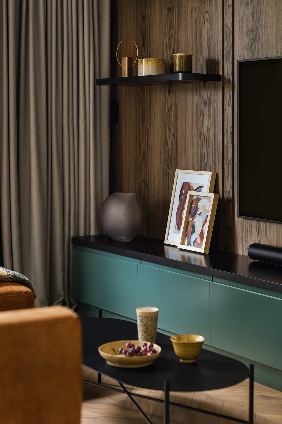 mueble tv verde y mesa de centro de metal negro