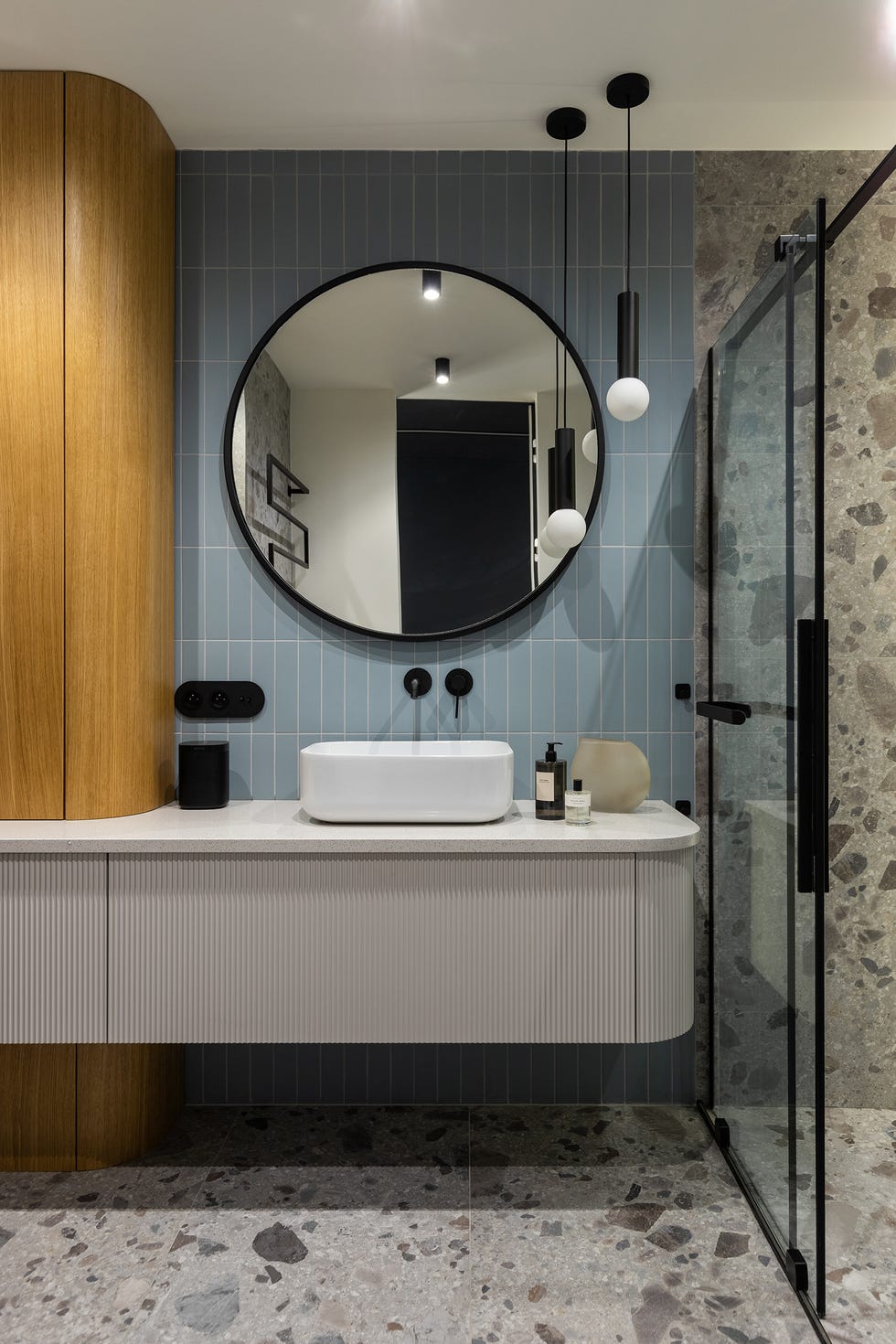 baño moderno con mueble volado y azulejos azules