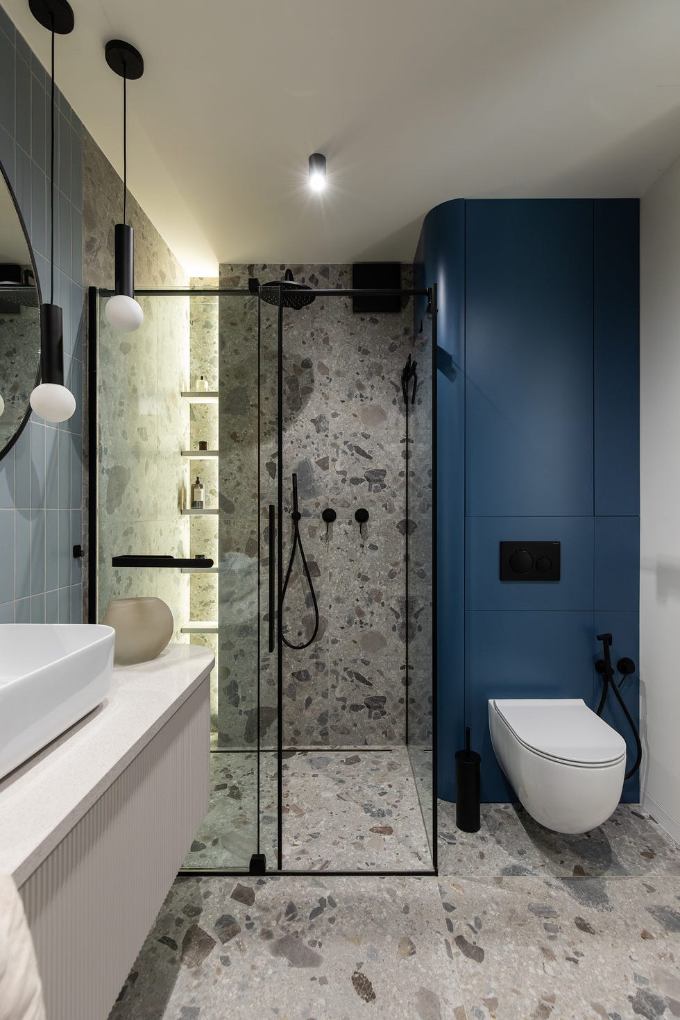 baño con cabina de ducha y revestimientos de piedra