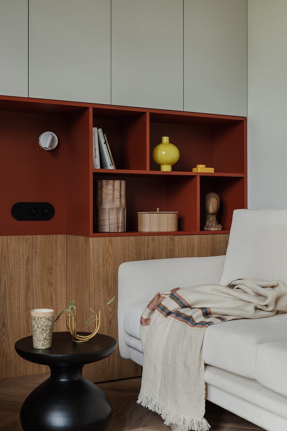 salón con estantería a medida y sofá blanco