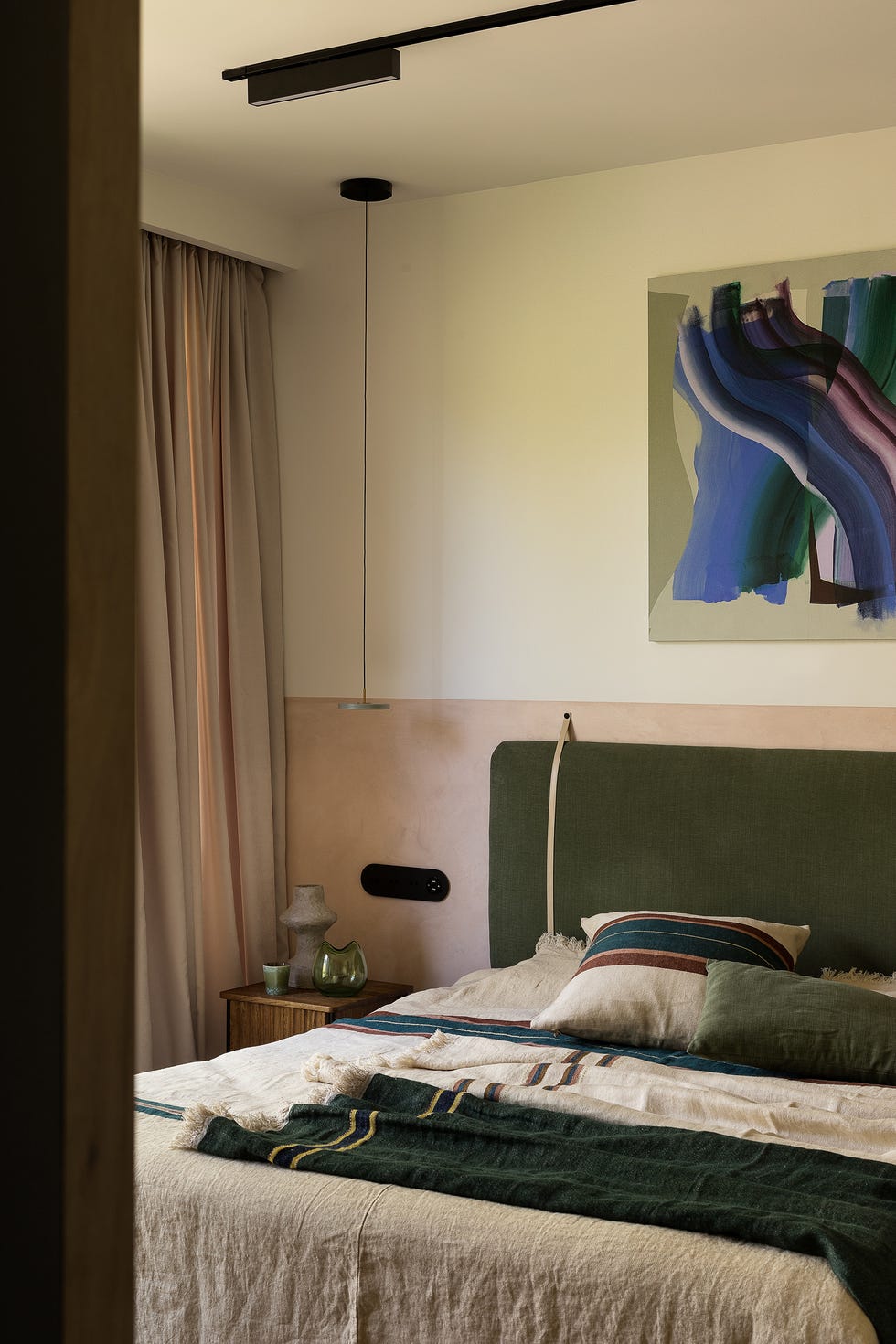 cama con cabecero de terciopelo verde