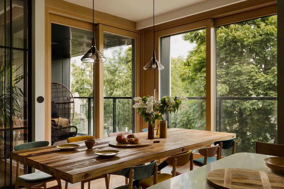 mesa de comedor de madera y lámparas suspendidas