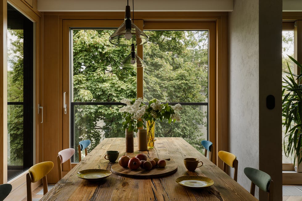 mesa de comedor de madera y lámparas suspendidas