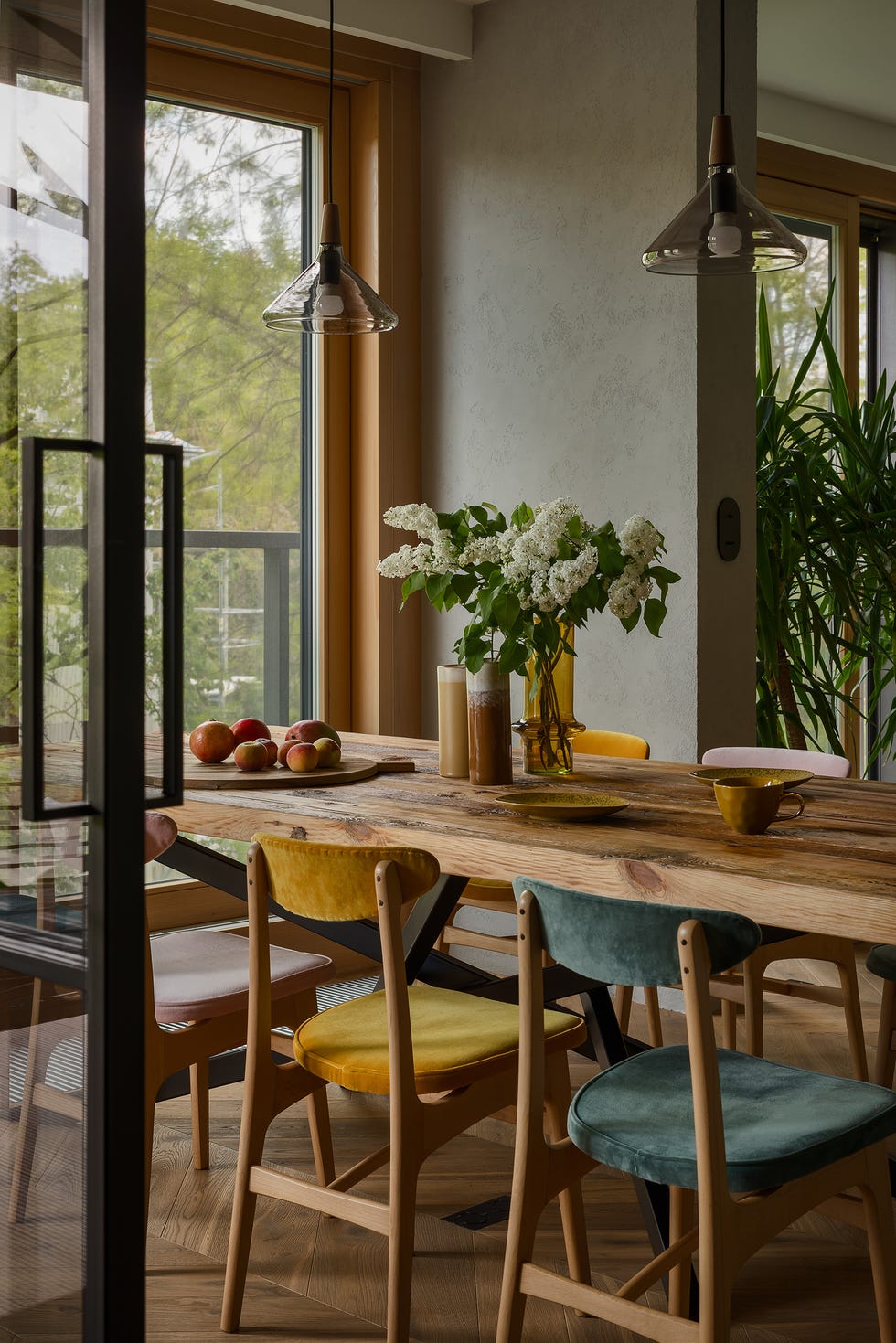 mesa de comedor de madera y lámparas suspendidas