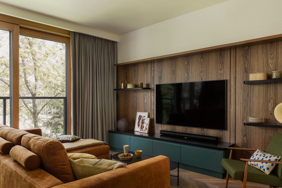 salón con pared de madera y muebles vintage