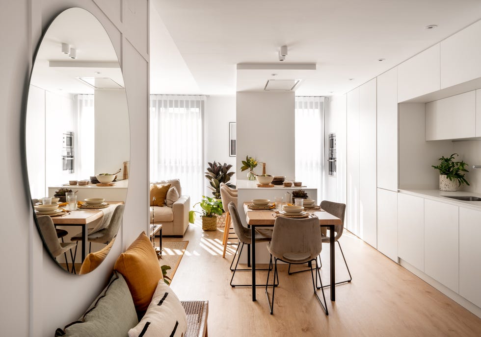 recibidor abierto a la zona de cocina, salón y comedor