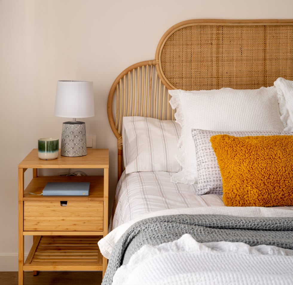 dormitorio de estilo boho con cabecero de fibras
