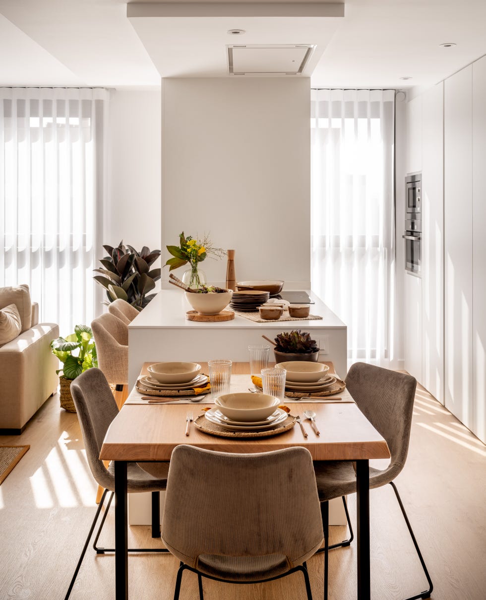 mesa de comedor de mesa adyacente a la isla de la cocina