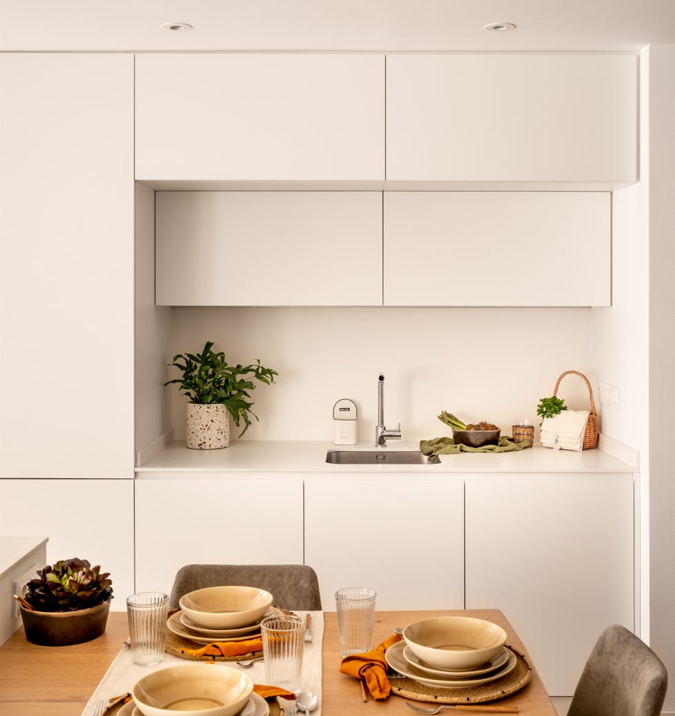 cocina abierta moderna en color blanco