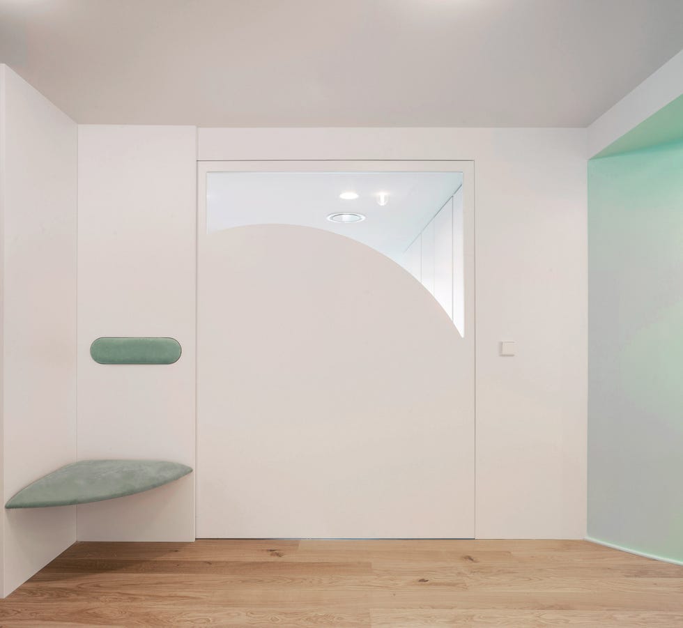 puerta de diseño moderno de acceso a la cocina y banco tapizado en terciopelo verde