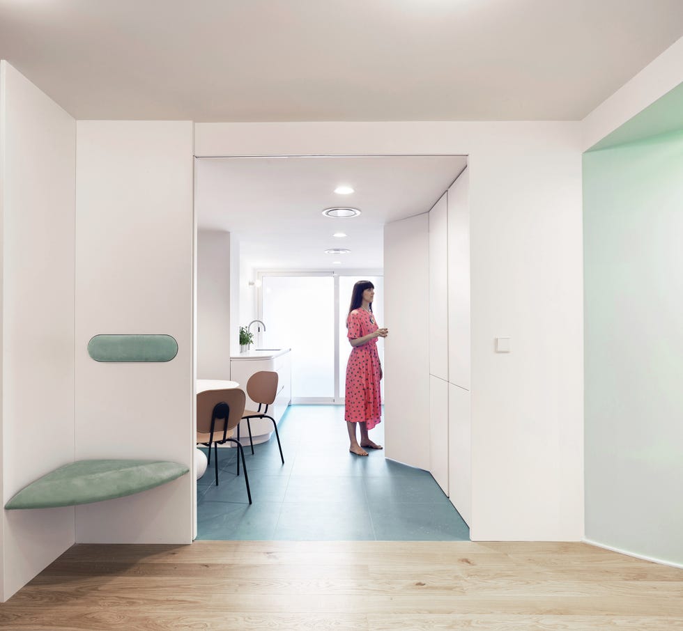 cocina de diseño moderno y banco tapizado en terciopelo verde