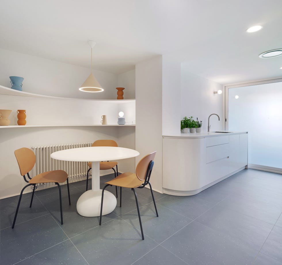 cocina con office de diseño moderno y líneas curvas