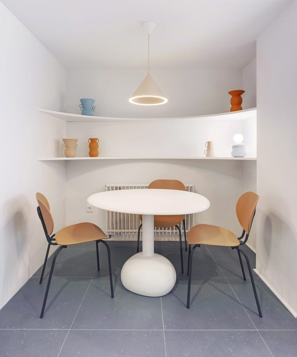 office de diseño moderno y líneas curvas en color blanco con sillas de madera