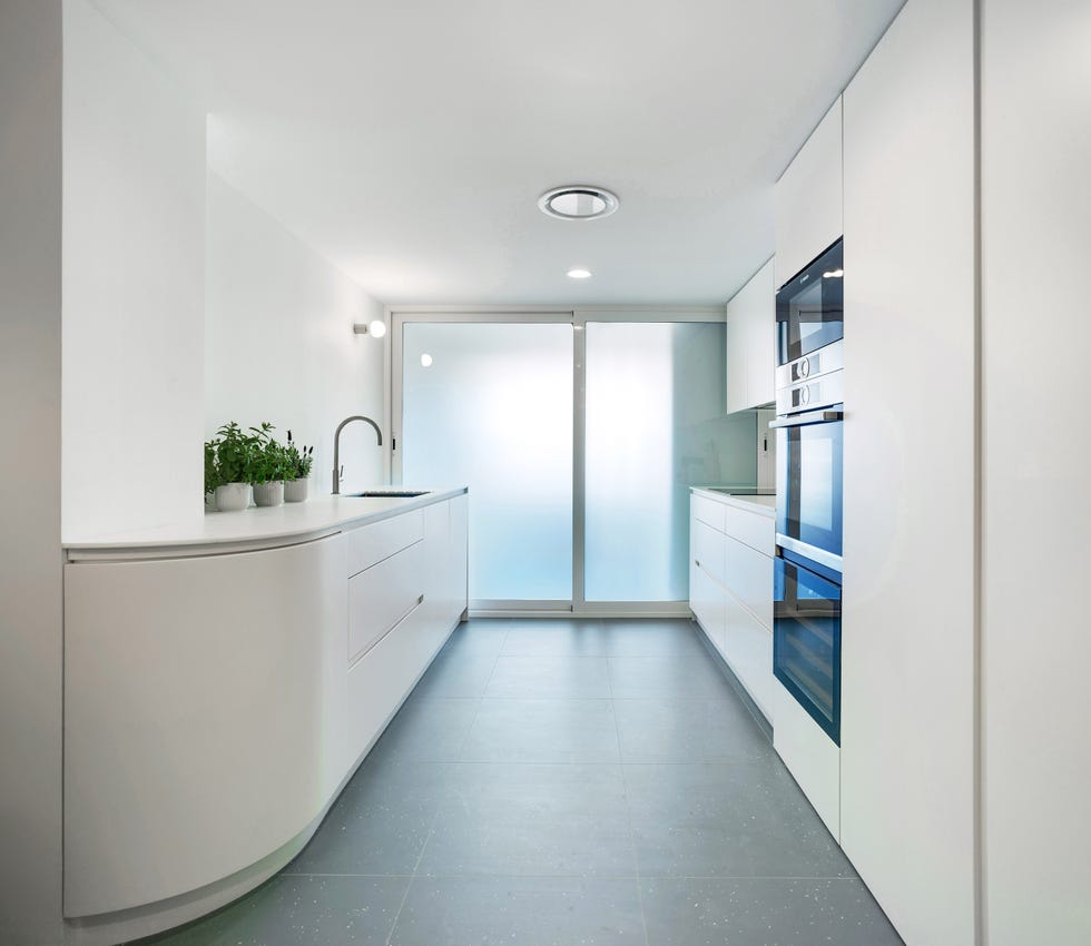 cocina blanca de diseño moderno y formas curvas