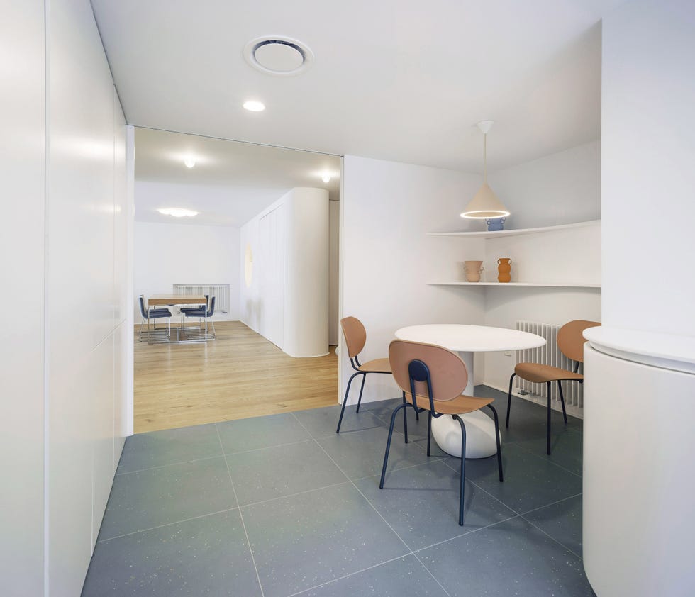 cocina con office de diseño moderno y líneas curvas