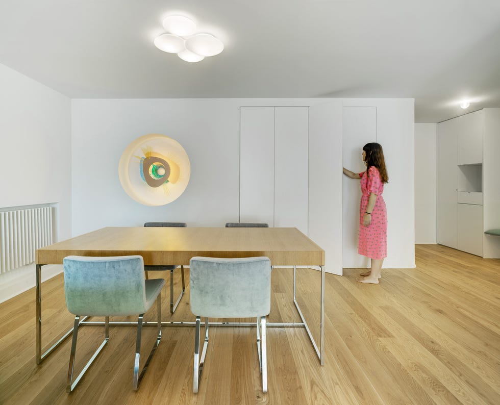comedor moderno con lámpara de diseño