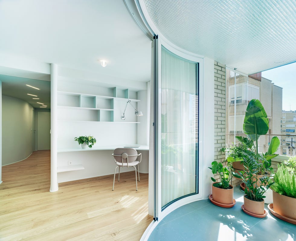 salón con escritorio y terraza cubierta en estructura circular