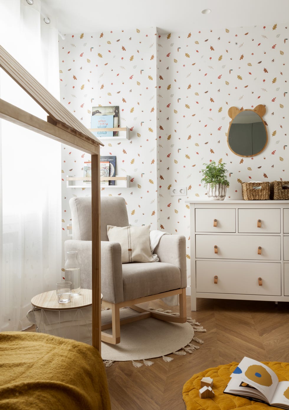 habitación infantil de estilo nórdico con papel pintado con motivos de de hojas