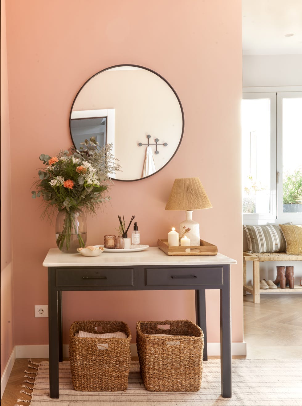 recibidor con pared de color rosa