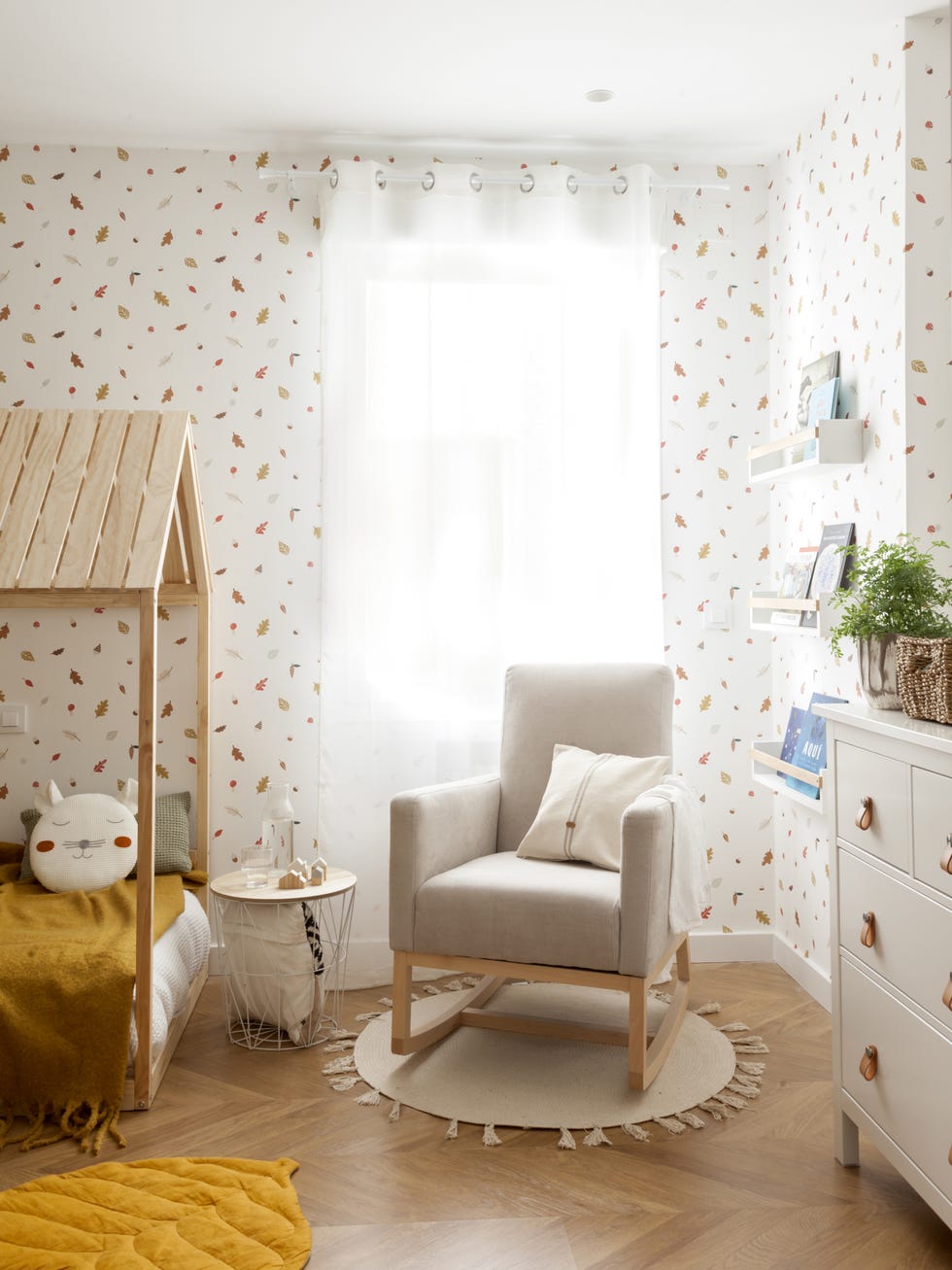 habitación infantil de estilo nórdico con papel pintado con motivos de de hojas