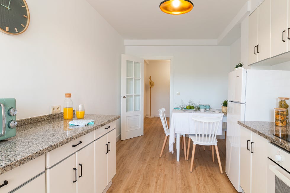 cocina con office de estilo nórdico en blanco