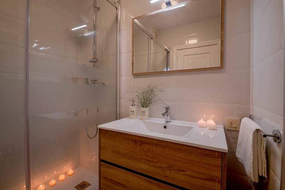 baño de estilo nórdico en blanco con mueble de madera