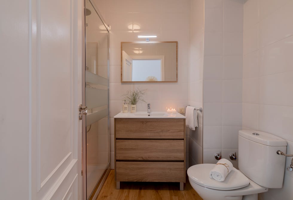 baño de estilo nórdico en blanco con mueble de madera