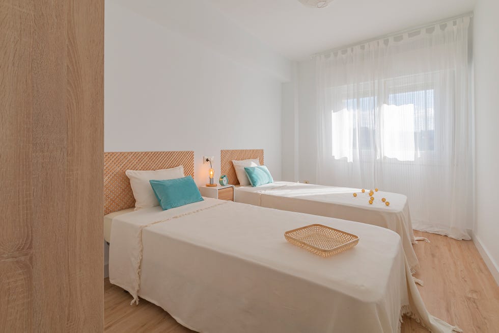 dormitorio de estilo nórdico con dos camas individuales