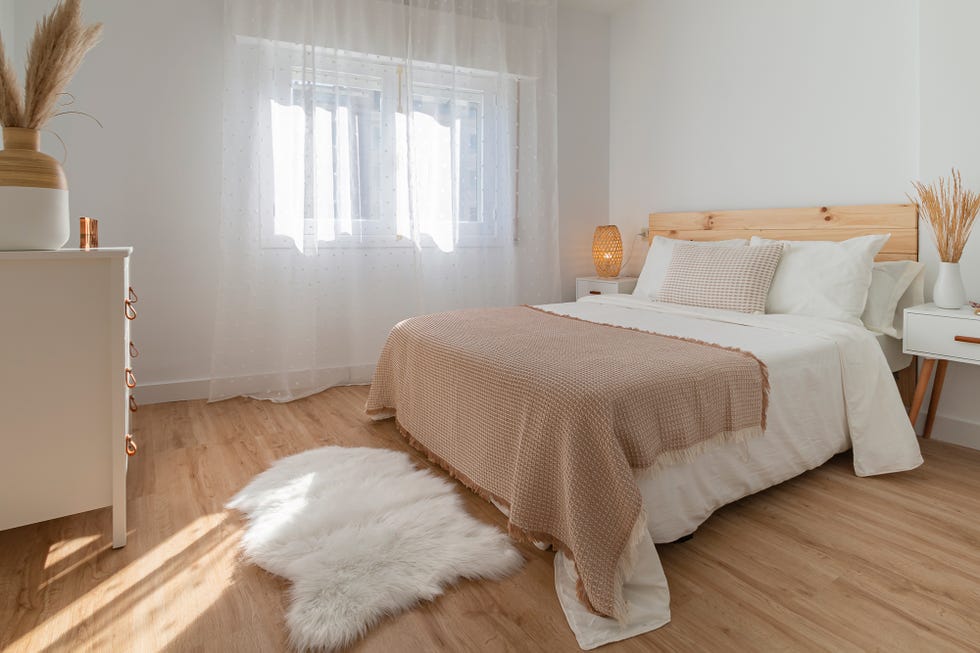 dormitorio de estilo nórdico con cabecero de madera
