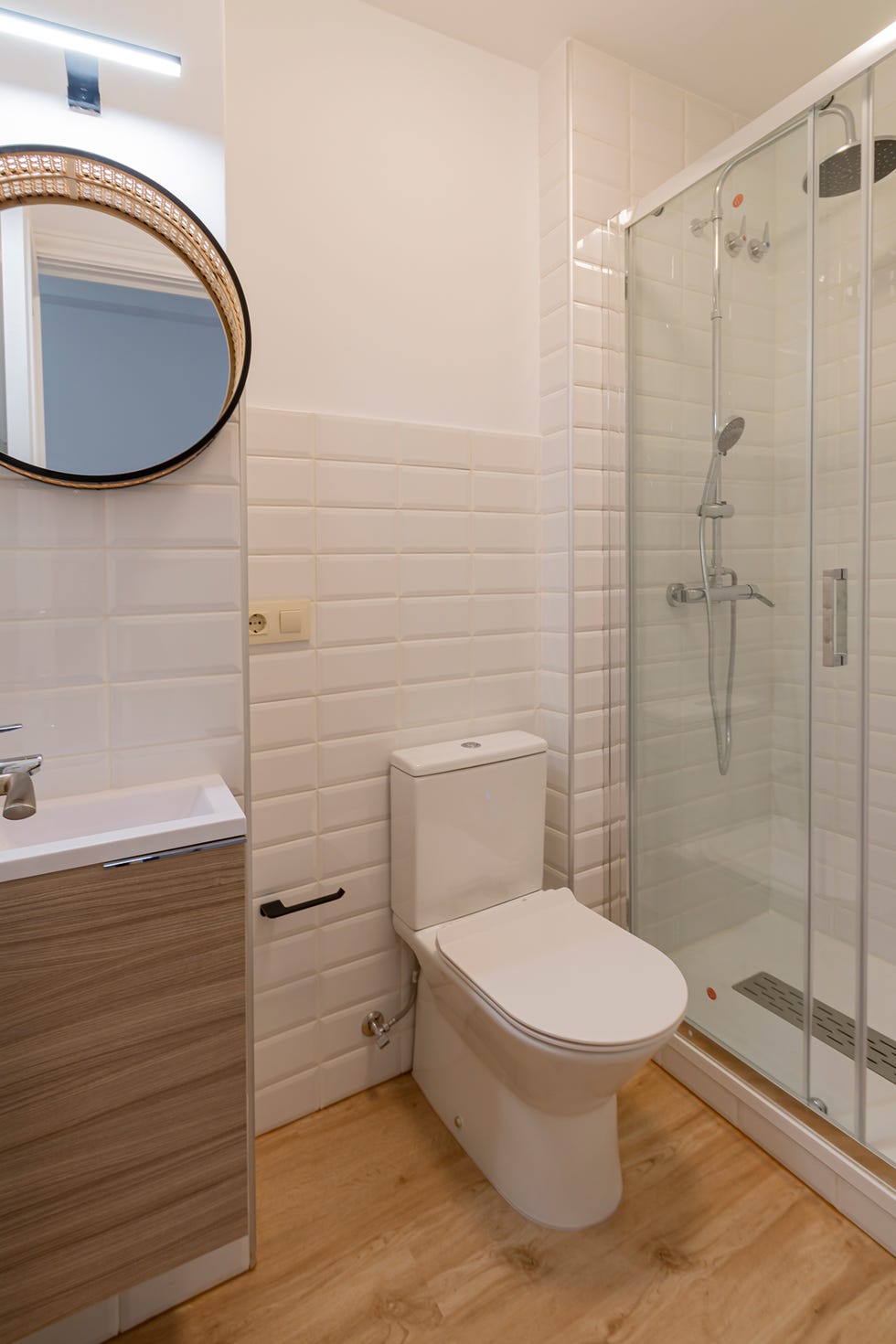 baño de estilo nórdico en blanco con mueble de madera