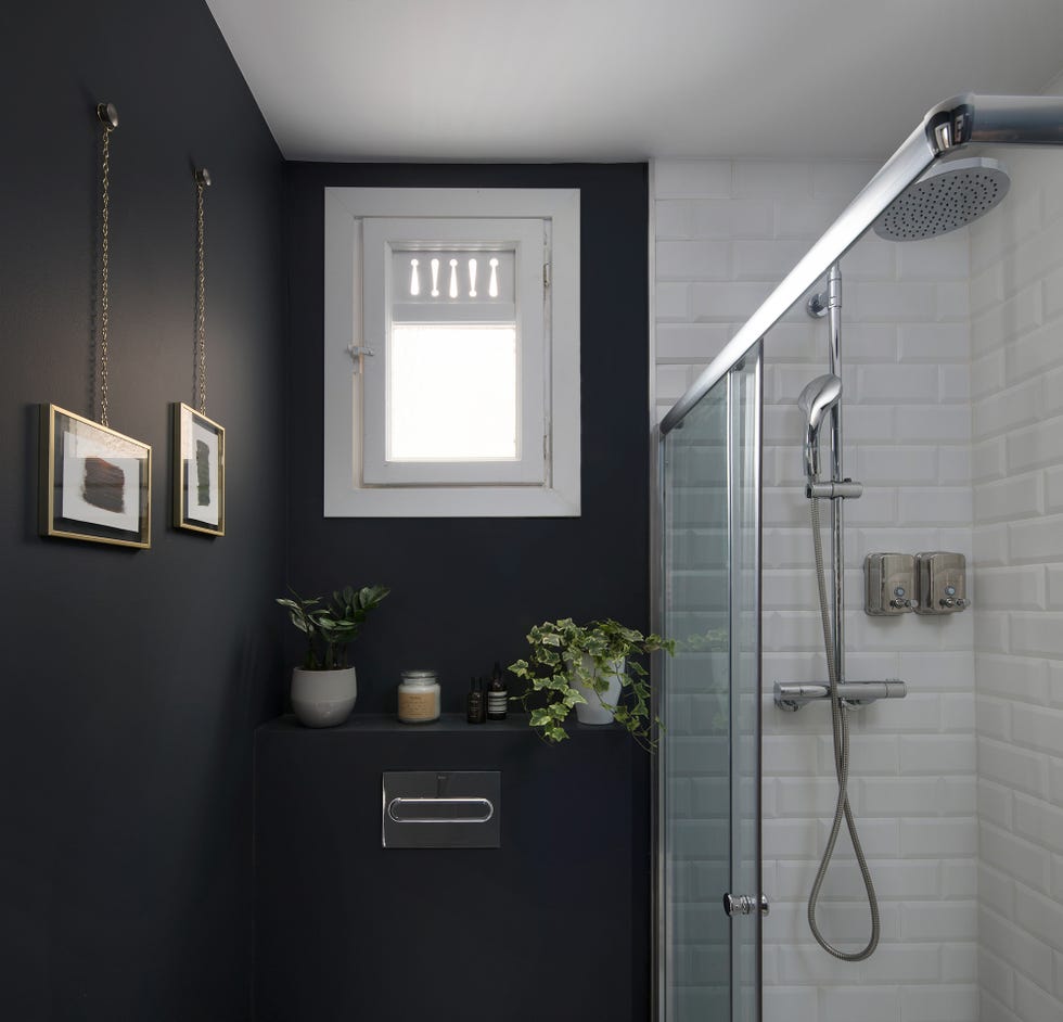 Baño con ducha y paredes a dos colores: en gris antracita y con azulejos tipo metro blancos