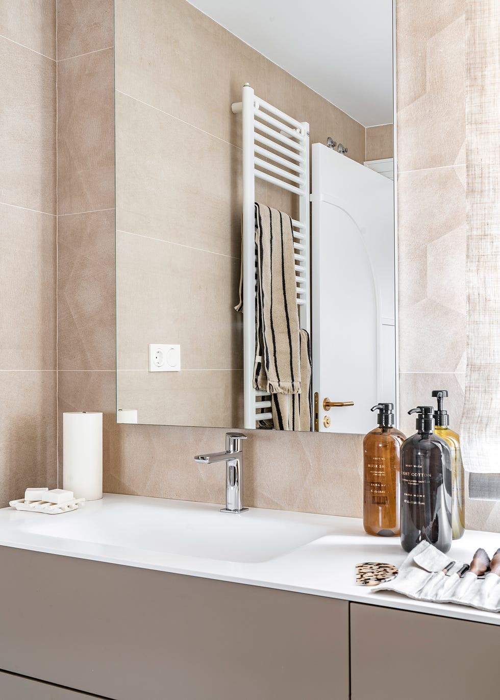 mueble de baño en color topo