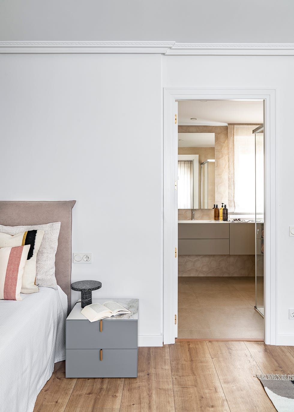 dormitorio con baño en suite