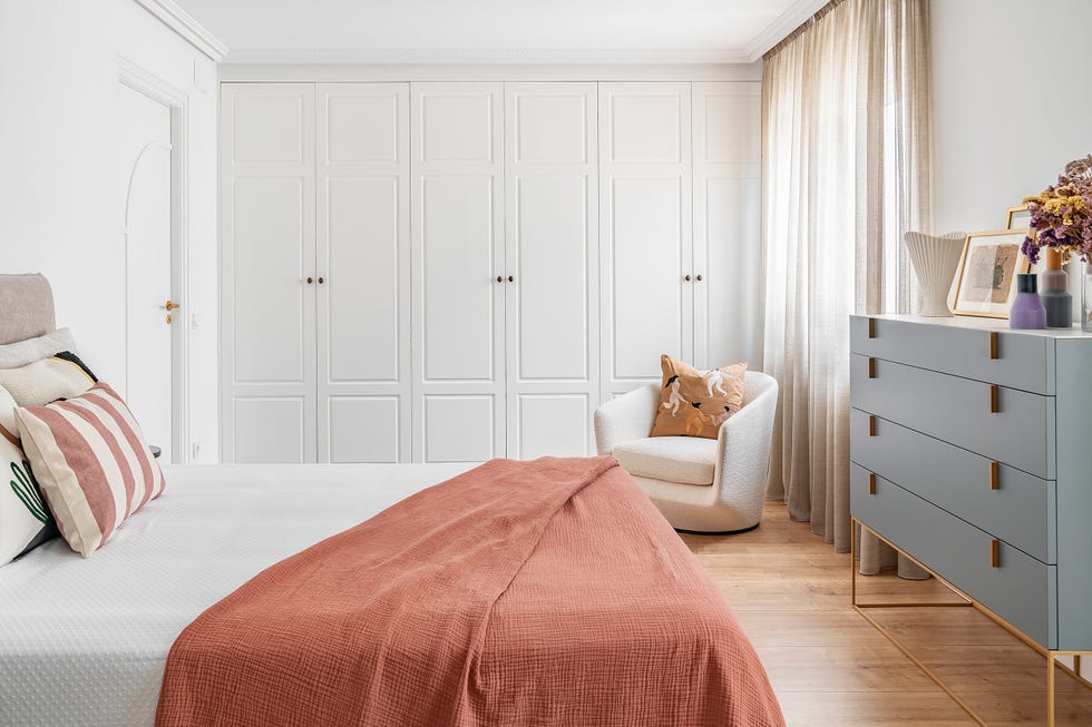 dormitorio con armario blanco de pared a pared