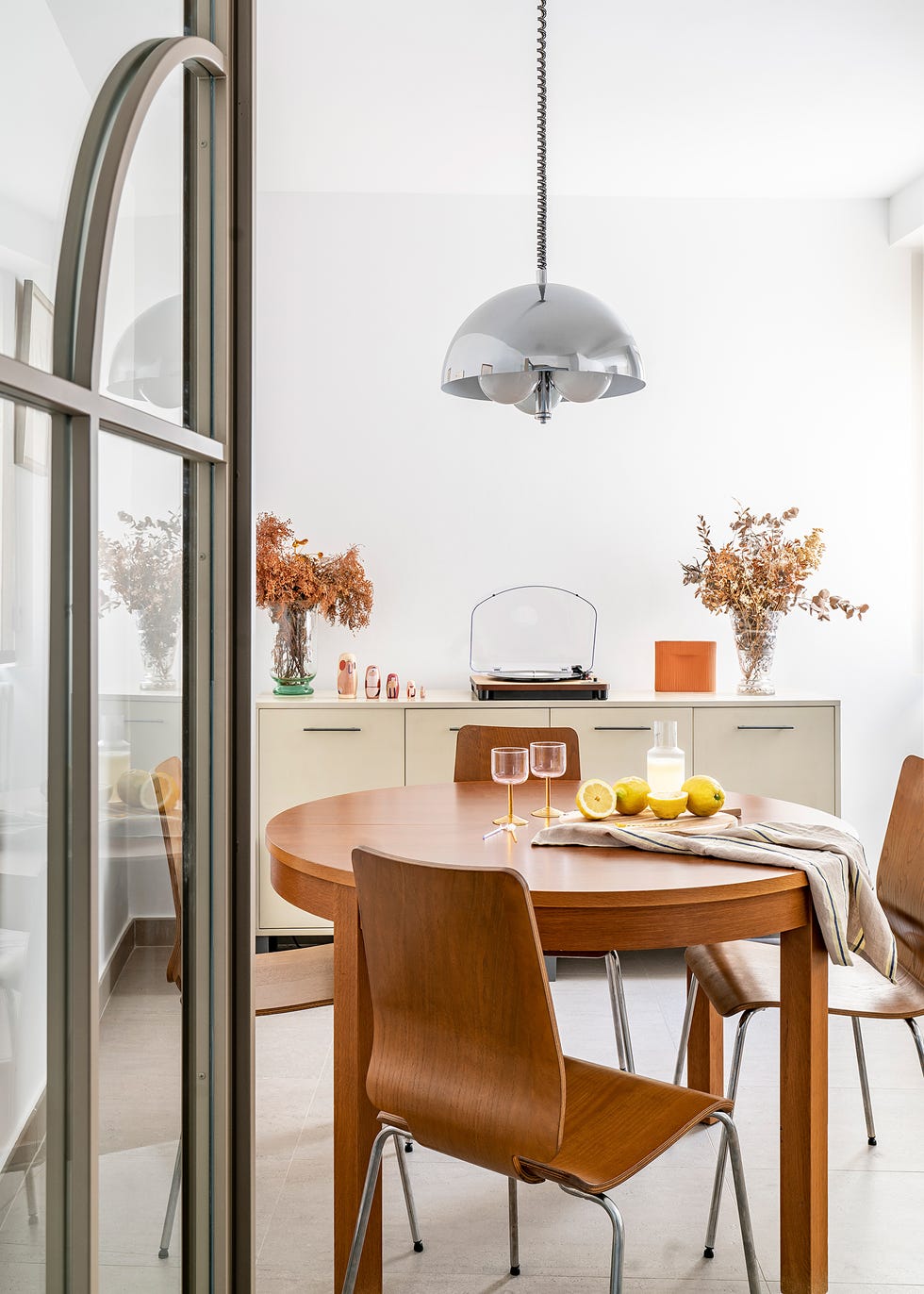 cocina con office compuesto por una mesa redonda con sillas de madera a juego