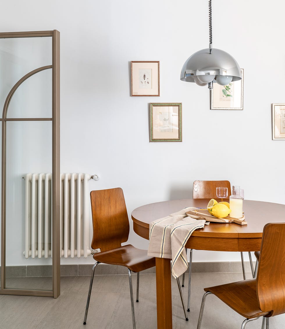 cocina con office compuesto por una mesa redonda con sillas de madera a juego