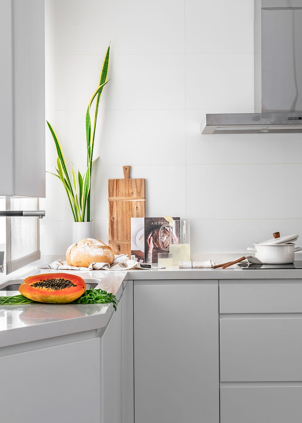 cocina moderna con muebles blancos