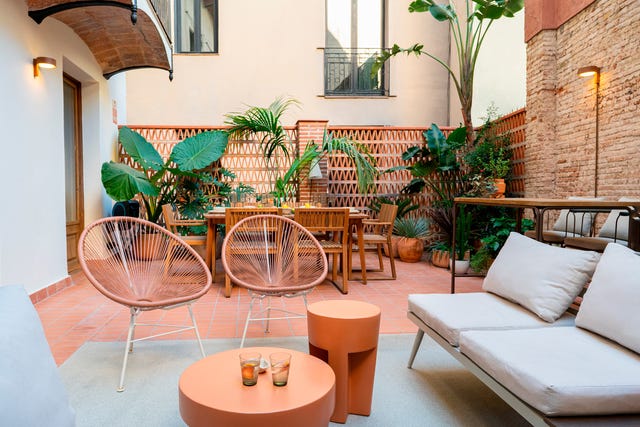 patio con comedor, plantas de exterior y zona de asientos