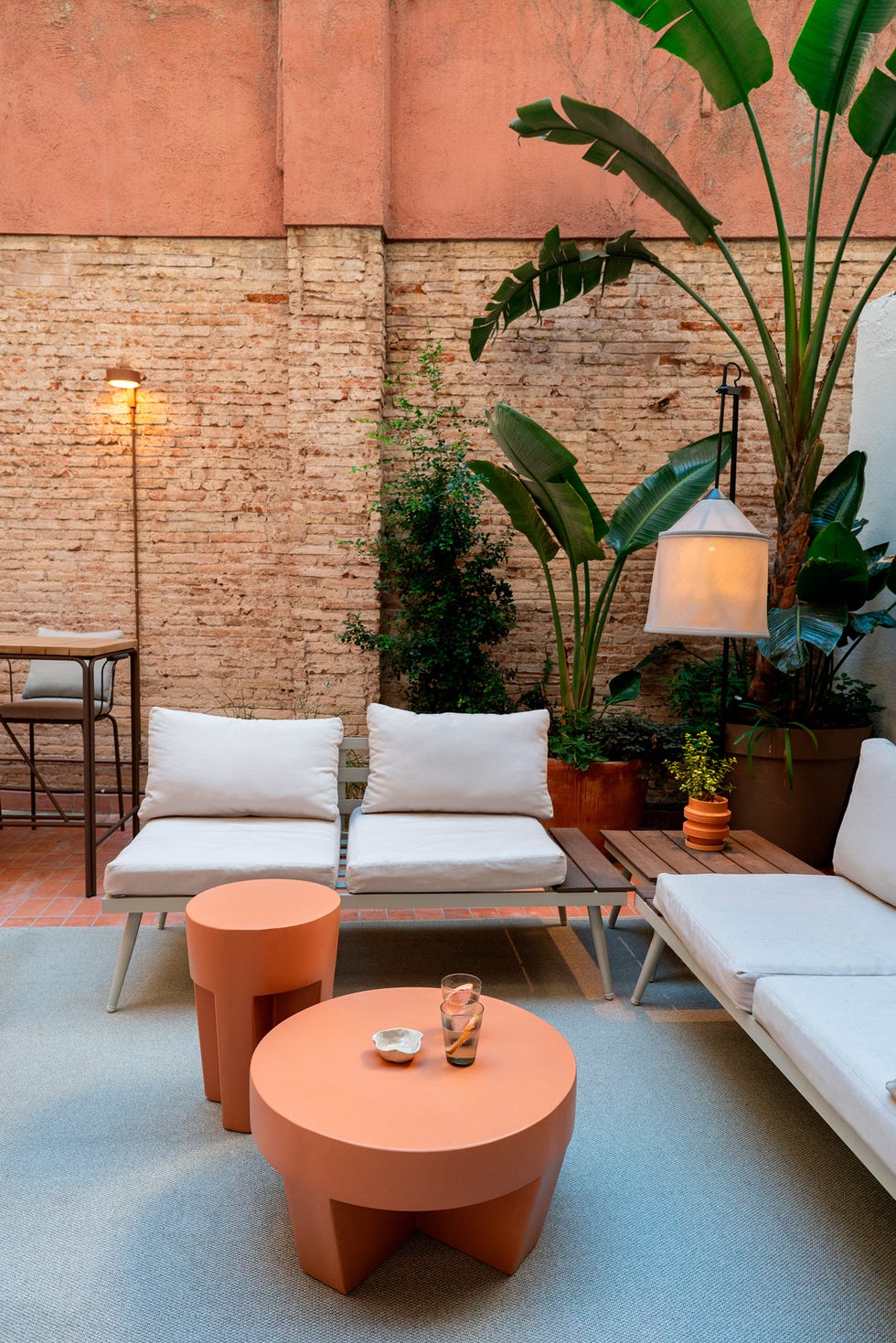 patio con comedor, plantas de exterior y zona de asientos