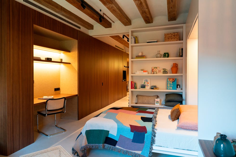 dormitorio con escritorio y silla cesca