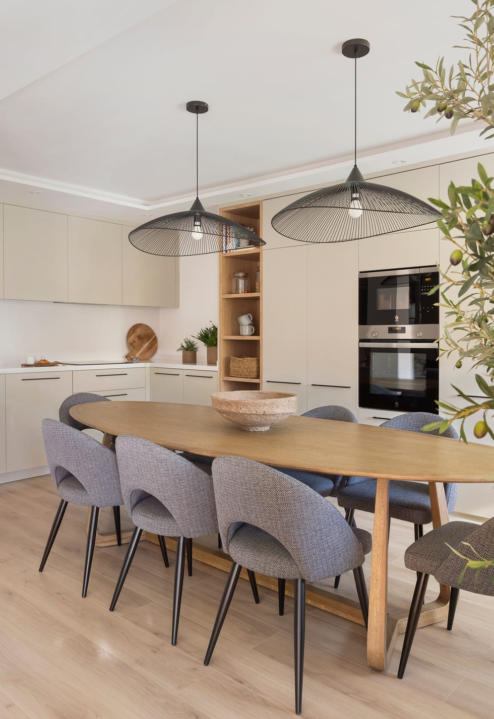 mesa de comedor de madera ovalada