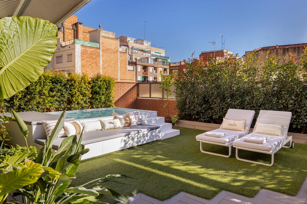 jardín con piscina