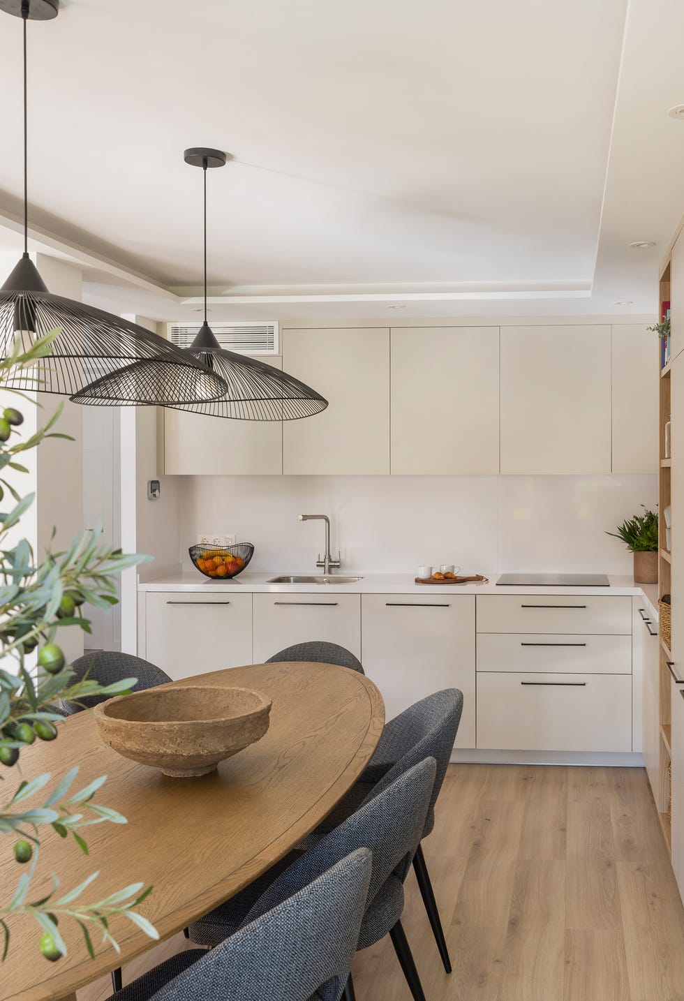 cocina con mesa de comedor de madera ovalada