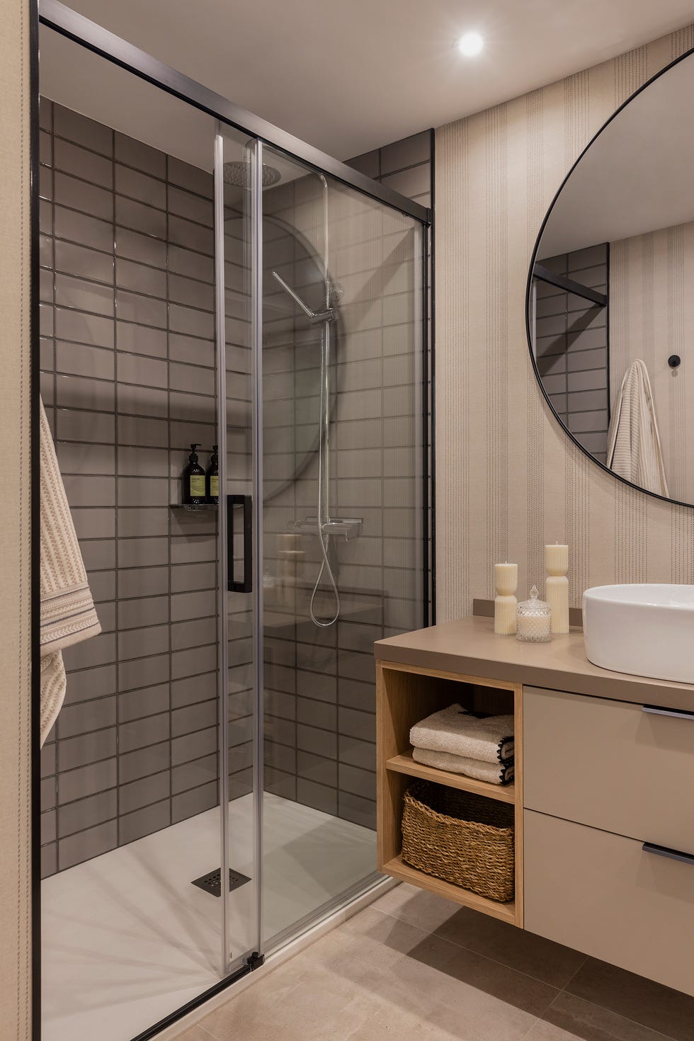 baño con mueble volado en color topo y papel pintado a rayas