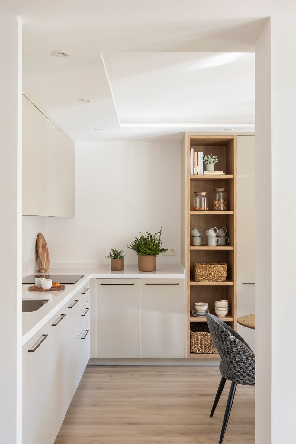 cocina con muebles de color beige