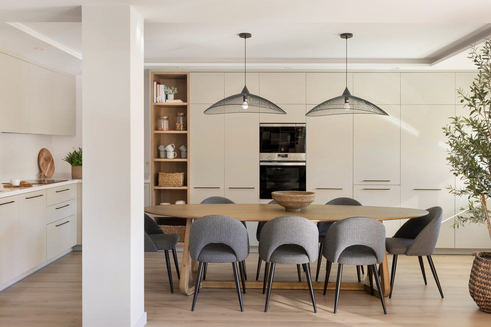 cocina con mesa de comedor de madera ovalada