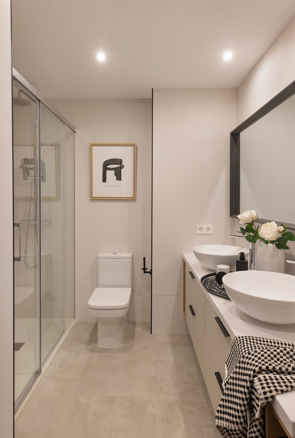baño con mueble volado y dos lavabos